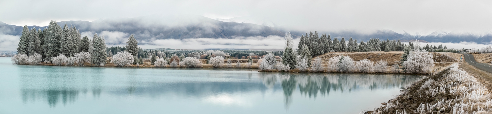 北欧山区森林湖景图_雪地_松林_晴天_树林_雪景_山脉