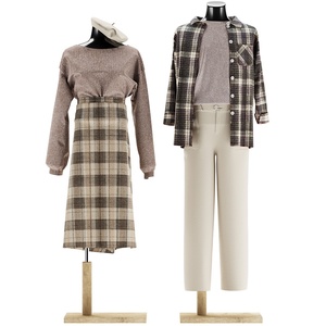 现代女装服装模特